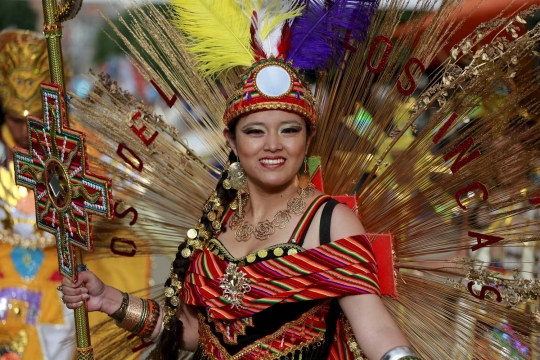 Deretan gadis seksi meriahkan karnaval di Bolivia