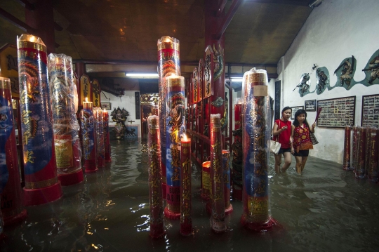 Warga Tionghoa di Sidoarjo rayakan Imlek di tengah banjir