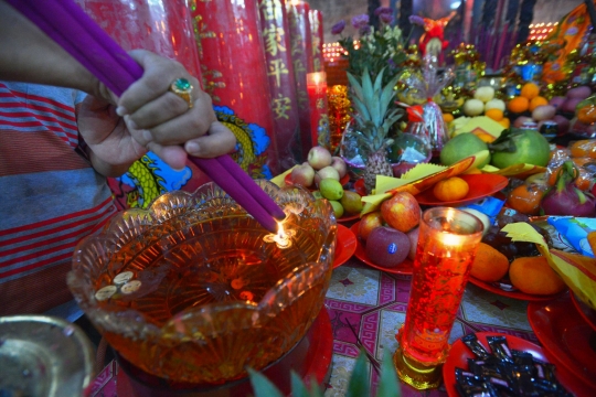Kekhusukan jemaah Vihara Amurva Bhumi berdoa saat perayaan Imlek