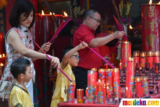 Foto : Kekhusukan jemaah Vihara Amurva Bhumi berdoa saat 