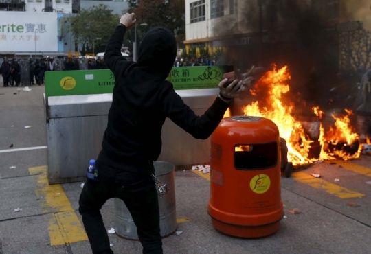 Bentrokan sengit demonstran PKL vs polisi di Hong Kong