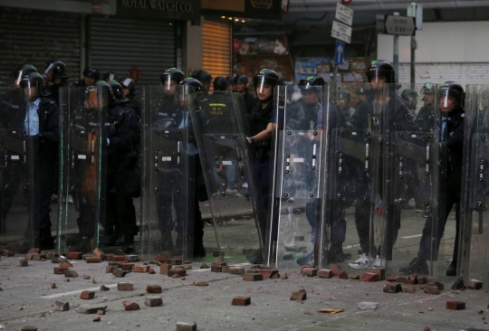 Bentrokan sengit demonstran PKL vs polisi di Hong Kong