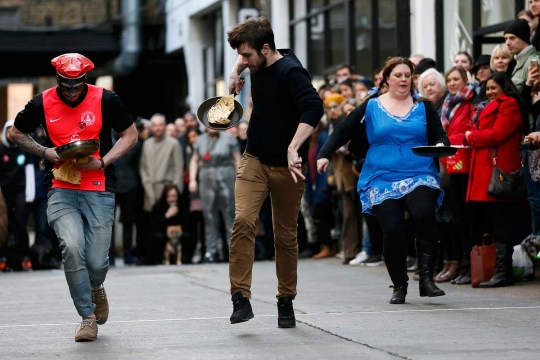 Lucunya para peserta lari 'Pancake' di London