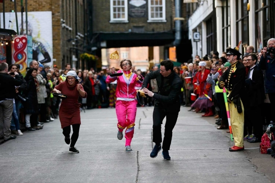 Lucunya para peserta lari 'Pancake' di London