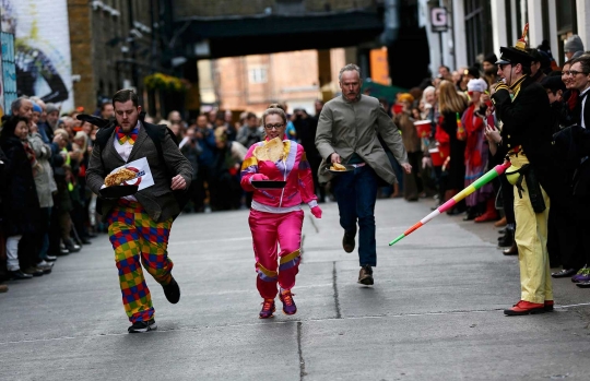 Lucunya para peserta lari 'Pancake' di London