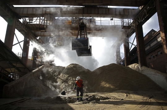 Intip 'panasnya' pabrik produsen baja terbesar di dunia