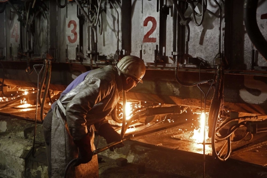 Intip 'panasnya' pabrik produsen baja terbesar di dunia