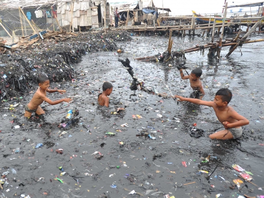 Keceriaan anak-anak Muara Angke berenang di pantai penuh sampah