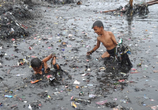 Keceriaan anak-anak Muara Angke berenang di pantai penuh sampah