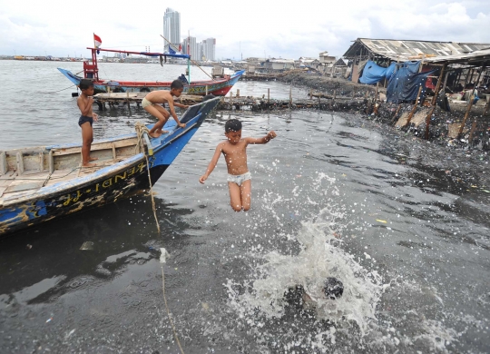 Foto Keceriaan Anak Anak Muara Angke Berenang Di Pantai