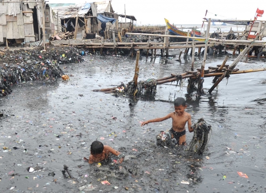 Keceriaan anak-anak Muara Angke berenang di pantai penuh sampah