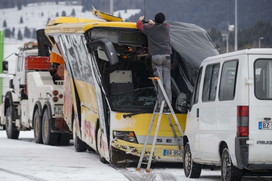 Bus sekolah di Prancis terbalik akibat jalanan tertutup salju