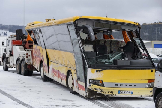 Bus sekolah di Prancis terbalik akibat jalanan tertutup salju