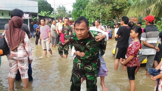 Aksi polisi dan TNI evakuasi korban banjir Pekanbaru