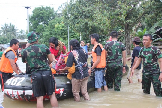 Aksi polisi dan TNI evakuasi korban banjir Pekanbaru