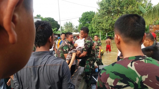 Aksi polisi dan TNI evakuasi korban banjir Pekanbaru