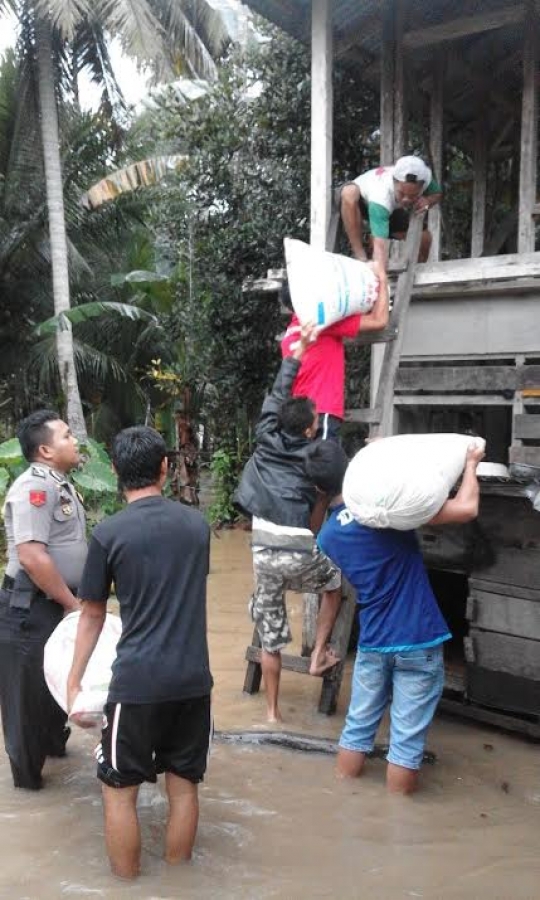 Aksi polisi dan TNI evakuasi korban banjir Pekanbaru