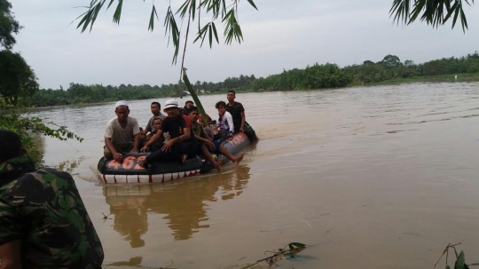 Aksi polisi dan TNI evakuasi korban banjir Pekanbaru