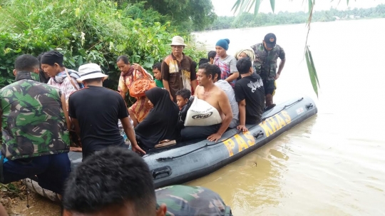 Aksi polisi dan TNI evakuasi korban banjir Pekanbaru