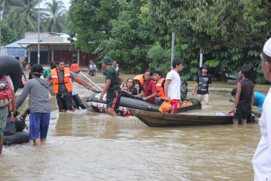 Aksi polisi dan TNI evakuasi korban banjir Pekanbaru