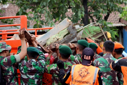 Tim gabungan evakuasi bangkai Super Tucano pakai cara manual