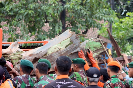 Tim gabungan evakuasi bangkai Super Tucano pakai cara manual