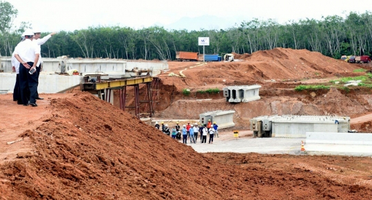 Presiden Jokowi tinjau pembangunan Tol Trans Sumatera