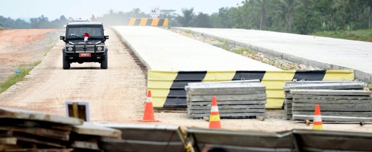 Presiden Jokowi tinjau pembangunan Tol Trans Sumatera