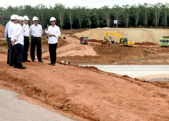 Presiden Jokowi tinjau pembangunan Tol Trans Sumatera