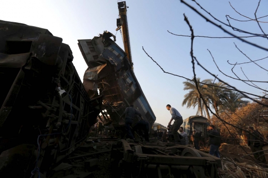 Dahsyatnya kecelakaan kereta di Mesir hingga lokomotif tersangsang