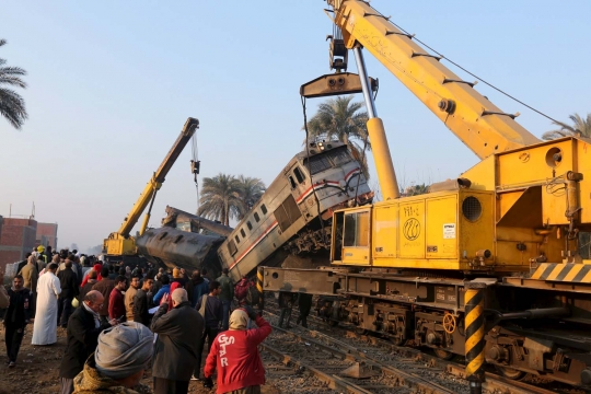 Dahsyatnya kecelakaan kereta di Mesir hingga lokomotif tersangsang