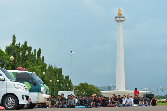 Ribuan guru honorer salat Jumat di depan Istana