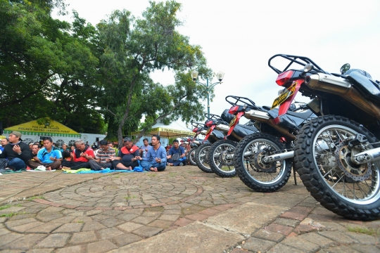 Ribuan guru honorer salat Jumat di depan Istana