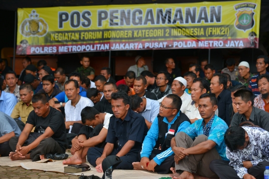 Ribuan guru honorer salat Jumat di depan Istana