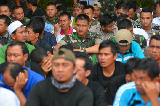 Ribuan guru honorer salat Jumat di depan Istana