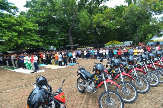 Ribuan guru honorer salat Jumat di depan Istana