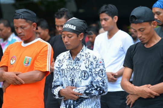 Ribuan guru honorer salat Jumat di depan Istana