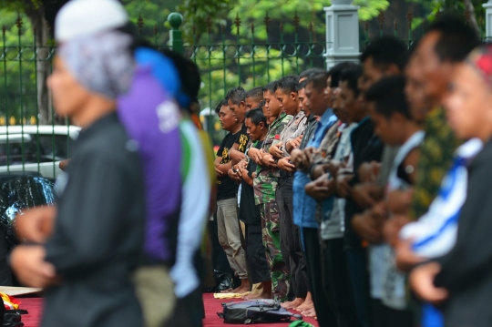 Ribuan guru honorer salat Jumat di depan Istana