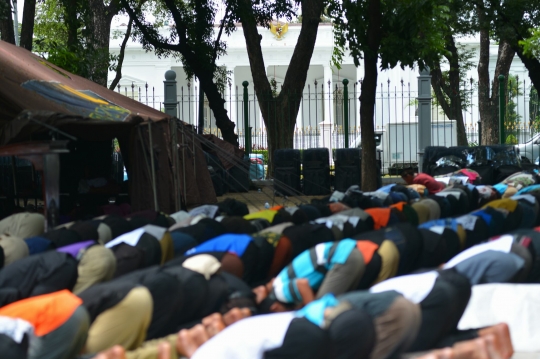 Ribuan guru honorer salat Jumat di depan Istana