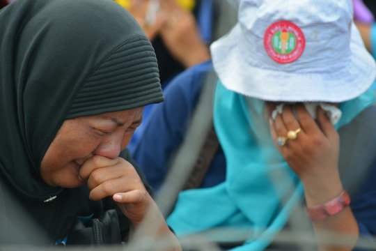 Demo di Istana, guru honorer menangis histeris hingga jatuh pingsan