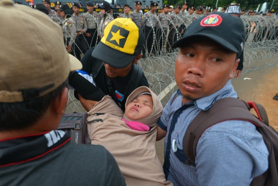 Demo di Istana, guru honorer menangis histeris hingga jatuh pingsan