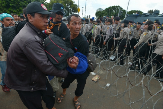 Demo di Istana, guru honorer menangis histeris hingga jatuh pingsan