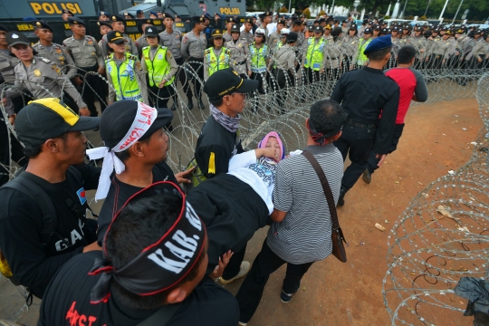 Demo di Istana, guru honorer menangis histeris hingga jatuh pingsan