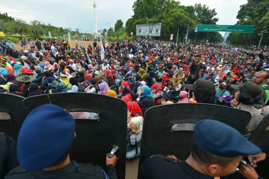 Demo di Istana, guru honorer menangis histeris hingga jatuh pingsan