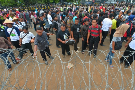 Demo di Istana, guru honorer menangis histeris hingga jatuh pingsan