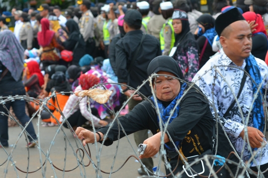 Demo di Istana, guru honorer menangis histeris hingga jatuh pingsan