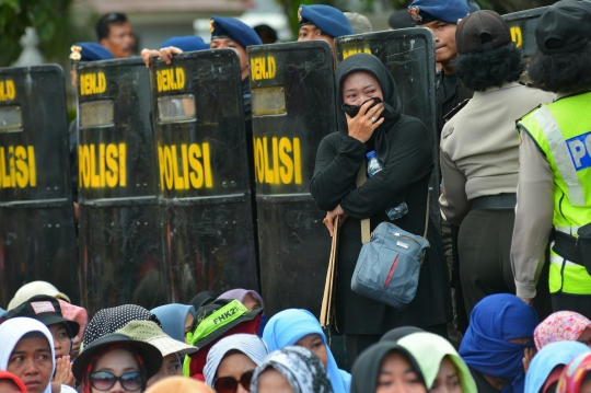 Demo di Istana, guru honorer menangis histeris hingga jatuh pingsan