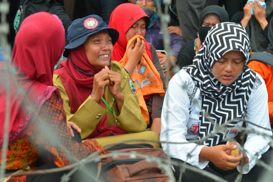 Demo di Istana, guru honorer menangis histeris hingga jatuh pingsan