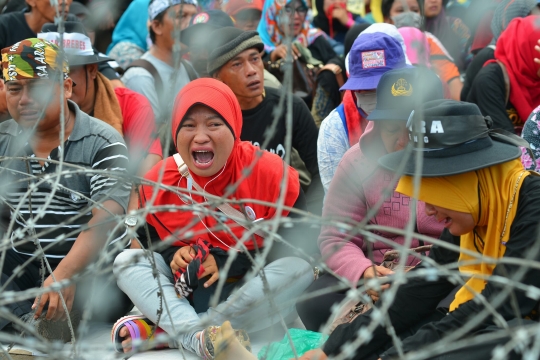 Demo di Istana, guru honorer menangis histeris hingga jatuh pingsan