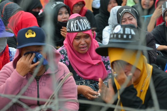 Demo di Istana, guru honorer menangis histeris hingga jatuh pingsan